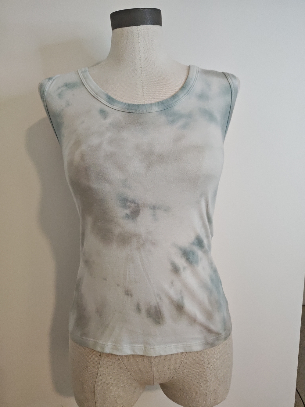 Sleeveless Tie-Dye Tank Top in Light Green and White